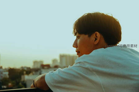 夕阳余晖中青年眺望远方