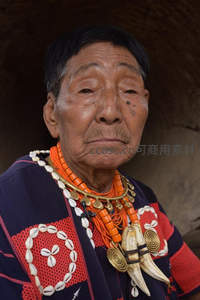 民族长者佩戴传统饰品特写