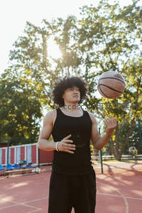 篮球少年户外球场运球练习