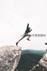悬崖纵跃，挑战极限的勇气瞬间
