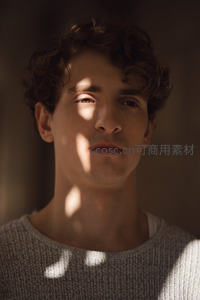 光影交错下的温柔侧颜