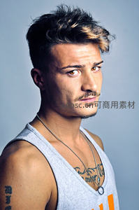 酷帅纹身男凝视镜头的瞬间