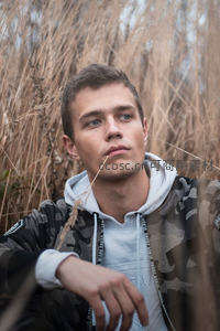 芦苇丛中沉思的少年，眼神清澈宁静