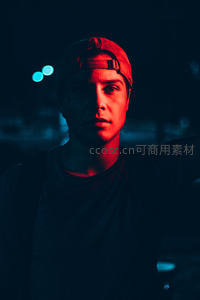 霓虹夜色中的酷帅少年，红蓝光影交错