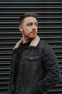 街头潮男牛仔夹克时尚写真