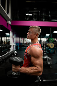 健身房健美运动员哑铃训练