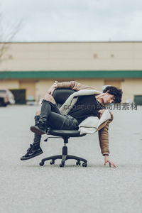 户外办公椅上慵懒放松姿态