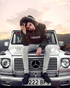 豪华越野车前沉思的潮流青年