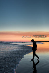 黄昏海滩孤独身影倒影如画