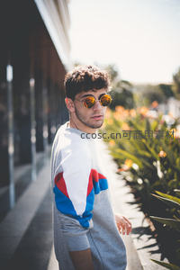 街头时尚青年戴墨镜回眸