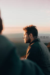 山巅剪影凝望日落余晖