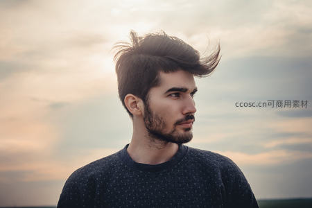 风中凌乱发型的忧郁侧颜