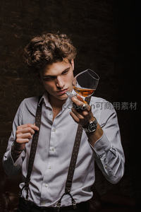 绅士品鉴琥珀色威士忌