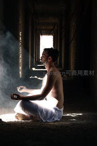 古寺光束中冥想修行