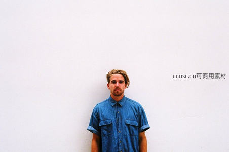 蓝衬衫男子简约白色背景肖像