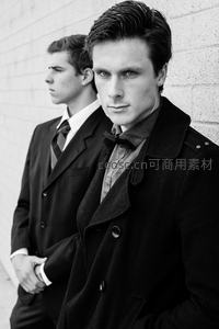 黑白影像中两位绅士并肩而立