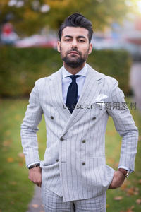 绅士风范：条纹西装与自信目光