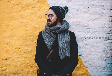 冬日街头：毛线帽与围巾的温暖造型