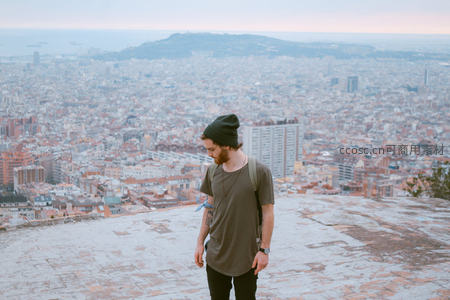 俯瞰巴塞罗那：城市全景与沉思旅人
