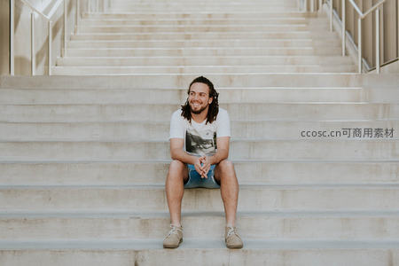微笑男子坐台阶享受阳光