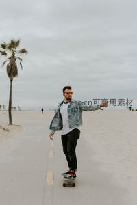 男子滑板海边指向前方