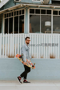 街头滑板青年，时尚牛仔与彩色滑板的完美结合