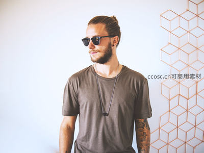 现代简约风室内，戴墨镜蓄须男性的侧脸特写