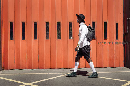 时尚潮男街头漫步