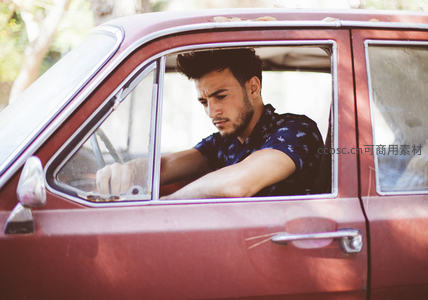 复古红车中沉思青年