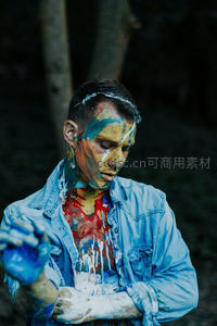 彩绘青年林间沉思