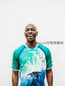 绿蓝球衣男子开怀大笑