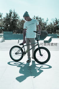 滑板少年与BMX单车合影