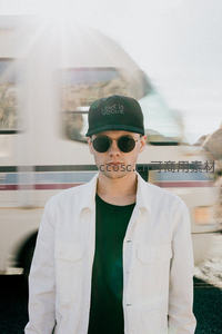 戴帽墨镜青年街头时尚写真