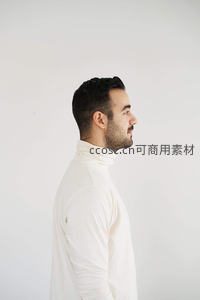 侧脸轮廓优雅，白色高领简约风