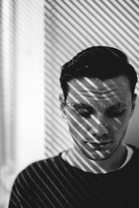 百叶窗光影下的沉静面容