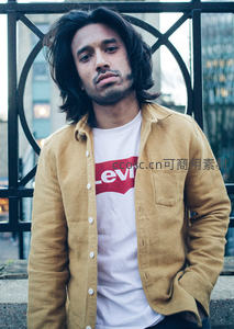 街头时尚青年，休闲外套搭配经典T恤