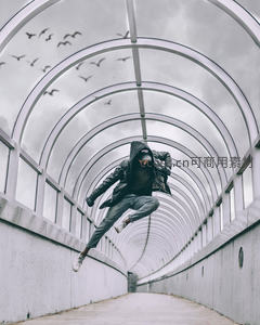 玻璃廊桥中跃动的街舞少年