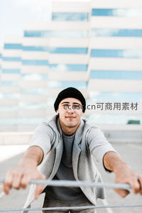 微笑伸臂迎向镜头