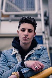 街头时尚青年，牛仔外套搭配潮流造型