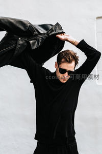 黑衣墨镜男动感摆拍，皮夹克飞扬瞬间