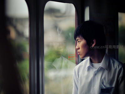 少年凝望窗外，思绪随风景飘远