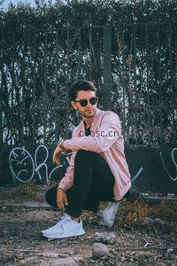 街头时尚男模，粉色夹克潮酷出镜