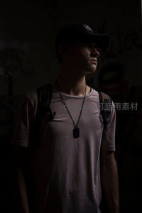 暗影中的街头青年侧影
