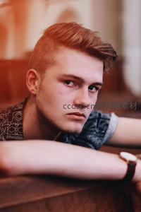 红发青年凝视镜头特写