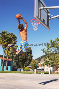 少年腾空扣篮展现运动激情