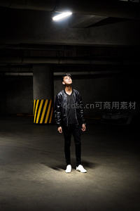 地下车库中仰望光束的青年