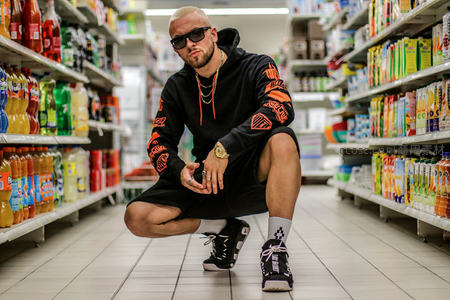 超市过道蹲姿时尚男