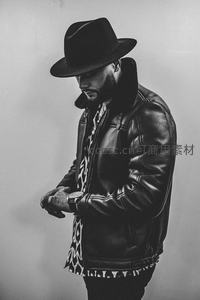 黑白皮衣绅士低头看表