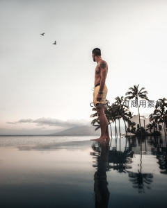 泳池边男子远眺海天