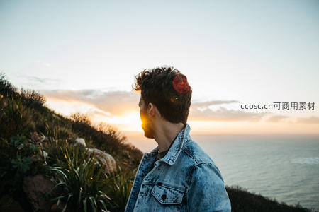 海边日落侧影剪影人像